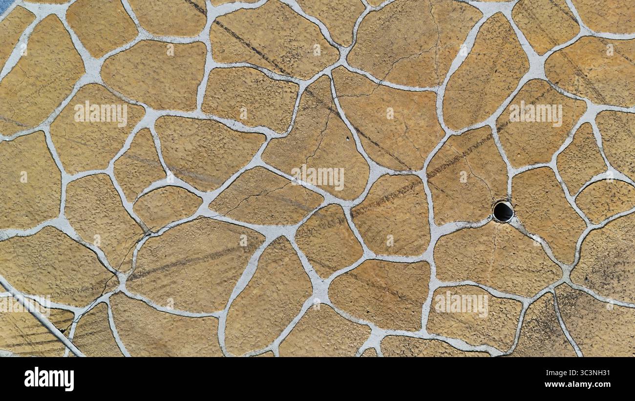 Struktur der gestanzten Betonoberfläche aus der Vogelperspektive Stockfoto