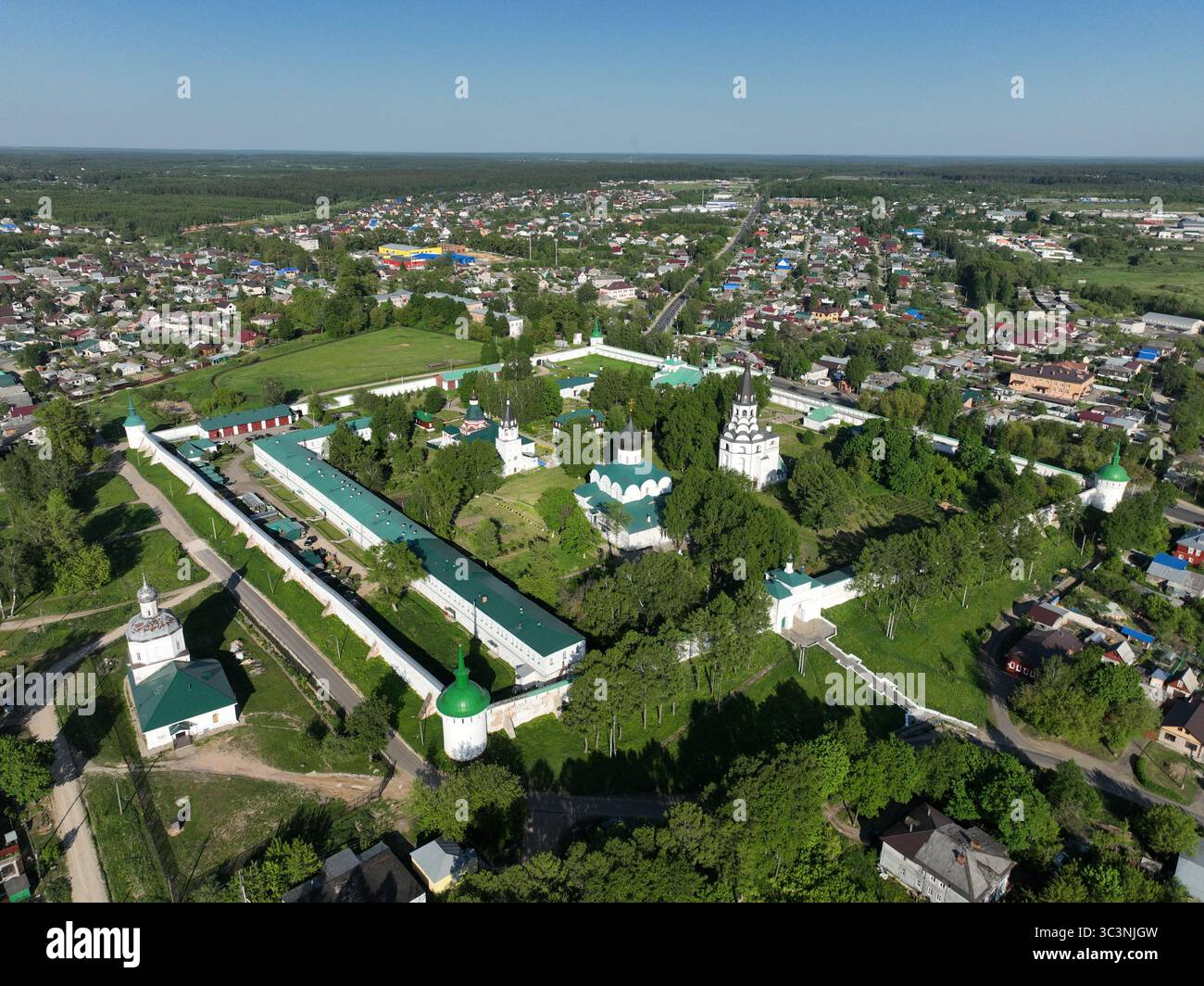 Eine klare Luftaufnahme, die einen umfassenden Blick auf den Komplex des Klosters der Heiligen Verkündigung in Kirschach bietet Stockfoto