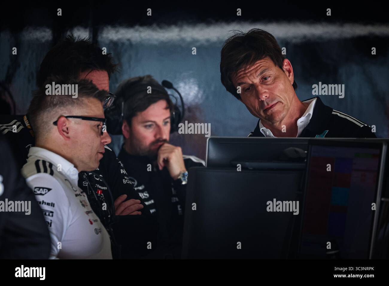 Toto Wolff, Executive Director und Teamleiter beim Mercedes AMG F1 Team, zusammen mit Peter Bonnington, während des belgischen GP, Spa-Francorchamps 24-27. Juli Stockfoto