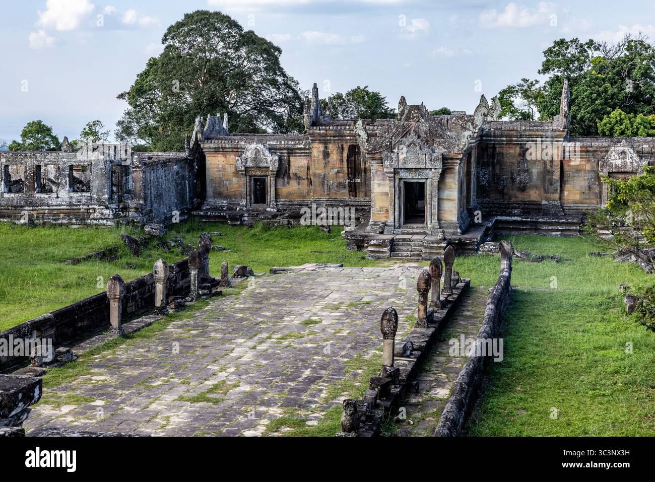Preah Vihear Tempel aus dem 10. Und 11. Jahrhundert zu Shiva in Kambodscha nahe der thailändischen Grenze; Gopura I Causeway nach Gopura III Stockfoto