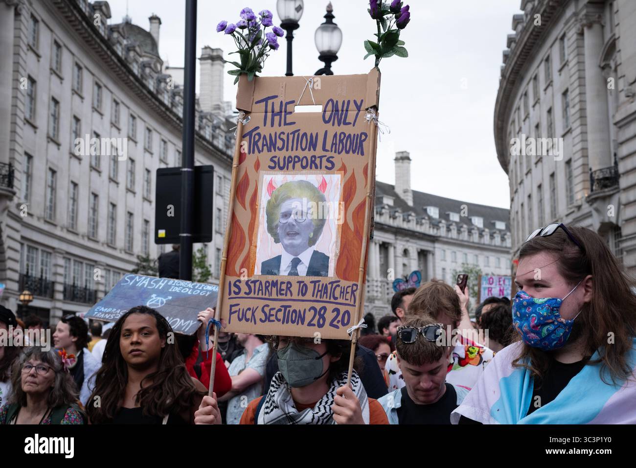 London, Großbritannien. 26. Juli 2025. Tausende Transgender-Menschen und Unterstützer versammeln sich vor dem Hauptquartier der BBC, bevor sie an der jährlichen Trans-Pride-Kundgebung zum Parlamentsplatz marschieren. Die 2019 von Lucia Blayke gegründete Veranstaltung wächst weiter und ist sowohl eine Feier als auch eine Antwort auf die Diskriminierung von Transgender-Menschen, die Freiheit und Gleichheit fordern. Quelle: Ron Fassbender/Alamy Live News Stockfoto