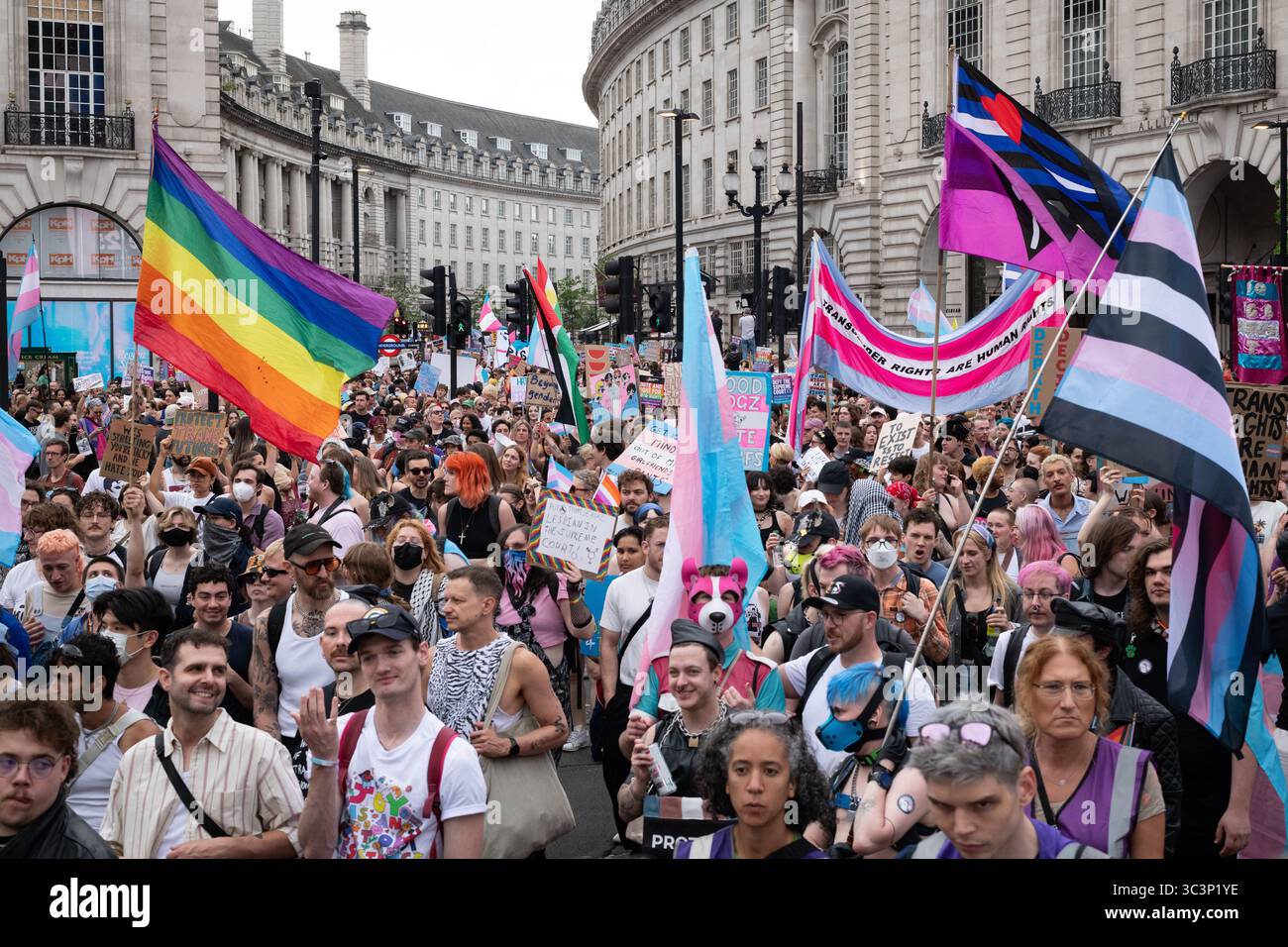 London, Großbritannien. 26. Juli 2025. Tausende Transgender-Menschen und Unterstützer versammeln sich vor dem Hauptquartier der BBC, bevor sie an der jährlichen Trans-Pride-Kundgebung zum Parlamentsplatz marschieren. Die 2019 von Lucia Blayke gegründete Veranstaltung wächst weiter und ist sowohl eine Feier als auch eine Antwort auf die Diskriminierung von Transgender-Menschen, die Freiheit und Gleichheit fordern. Quelle: Ron Fassbender/Alamy Live News Stockfoto