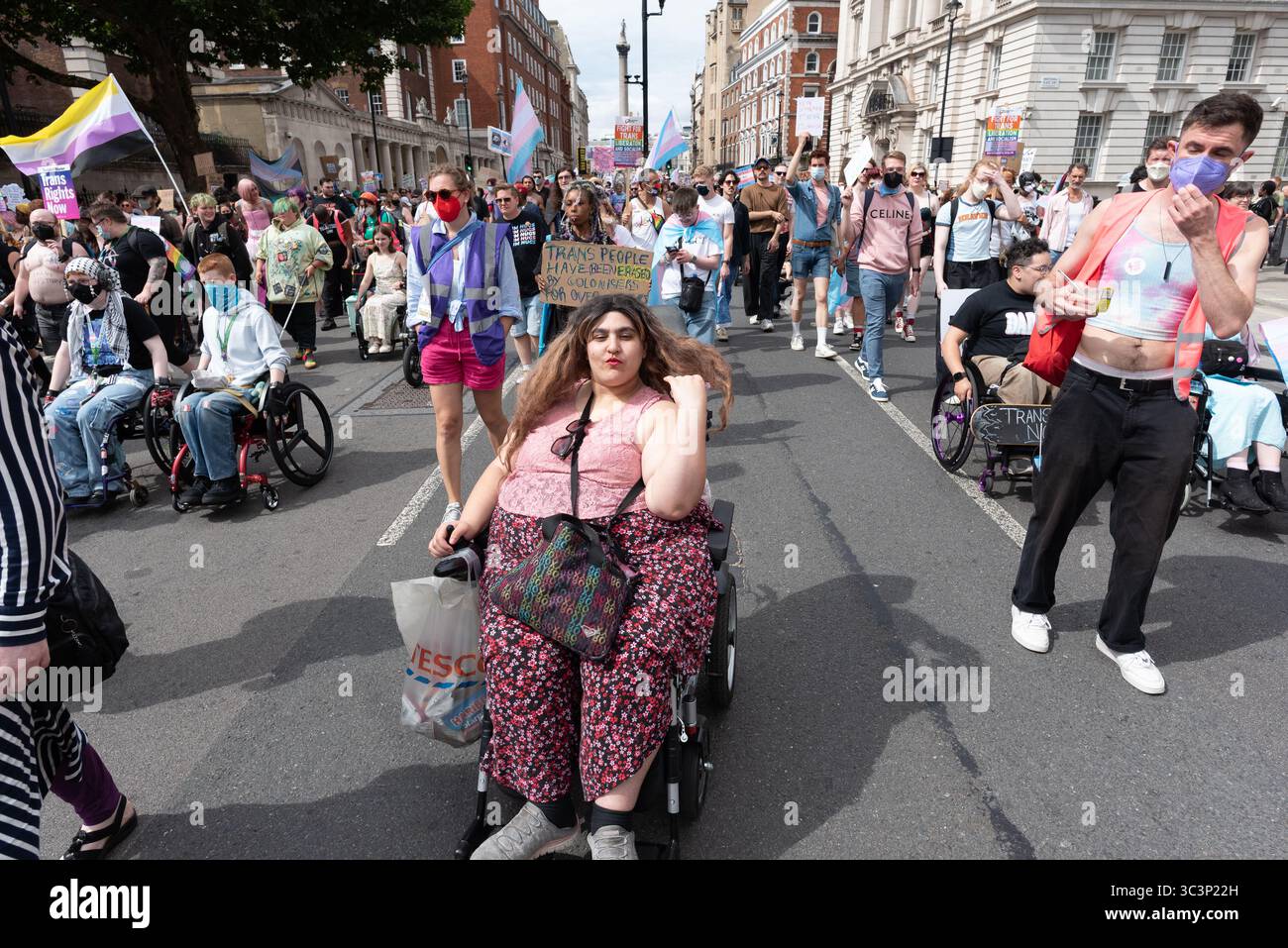 London, Großbritannien. 26. Juli 2025. Tausende Transgender-Menschen und Unterstützer versammeln sich vor dem Hauptquartier der BBC, bevor sie an der jährlichen Trans-Pride-Kundgebung zum Parlamentsplatz marschieren. Die 2019 von Lucia Blayke gegründete Veranstaltung wächst weiter und ist sowohl eine Feier als auch eine Antwort auf die Diskriminierung von Transgender-Menschen, die Freiheit und Gleichheit fordern. Quelle: Ron Fassbender/Alamy Live News Stockfoto