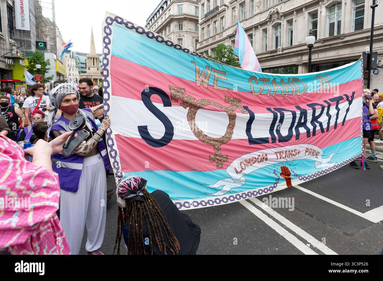 London, Großbritannien. Juli 2025. Tausende von Menschen nehmen an der größten Trans Pride Credit aller Zeiten Teil: Denise Laura Baker/Alamy Live News Stockfoto