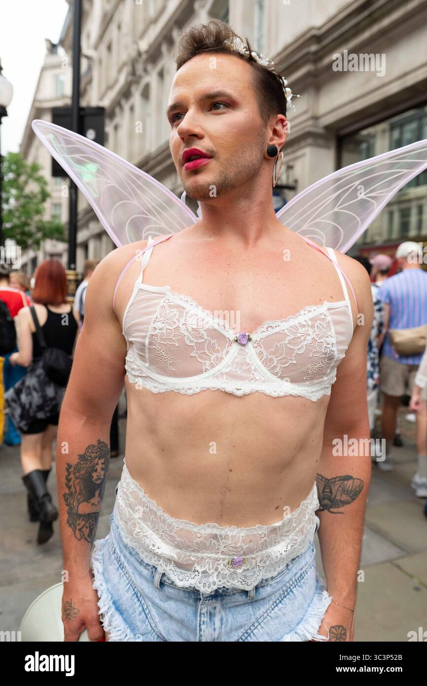 London, Großbritannien. Juli 2025. Tausende von Menschen nehmen an der größten Trans Pride Credit aller Zeiten Teil: Denise Laura Baker/Alamy Live News Stockfoto