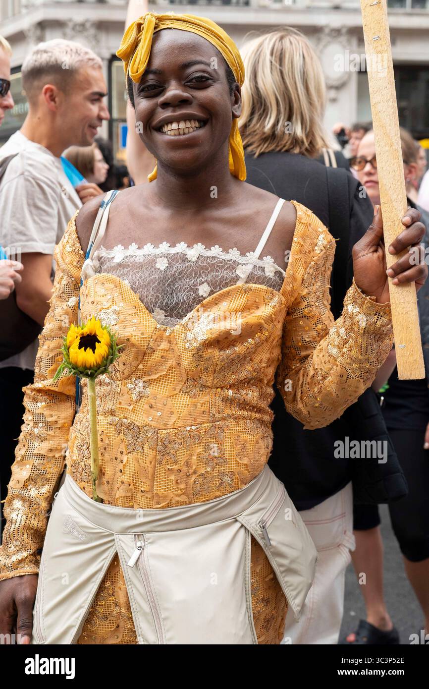 London, Großbritannien. Juli 2025. Tausende von Menschen nehmen an der größten Trans Pride Credit aller Zeiten Teil: Denise Laura Baker/Alamy Live News Stockfoto