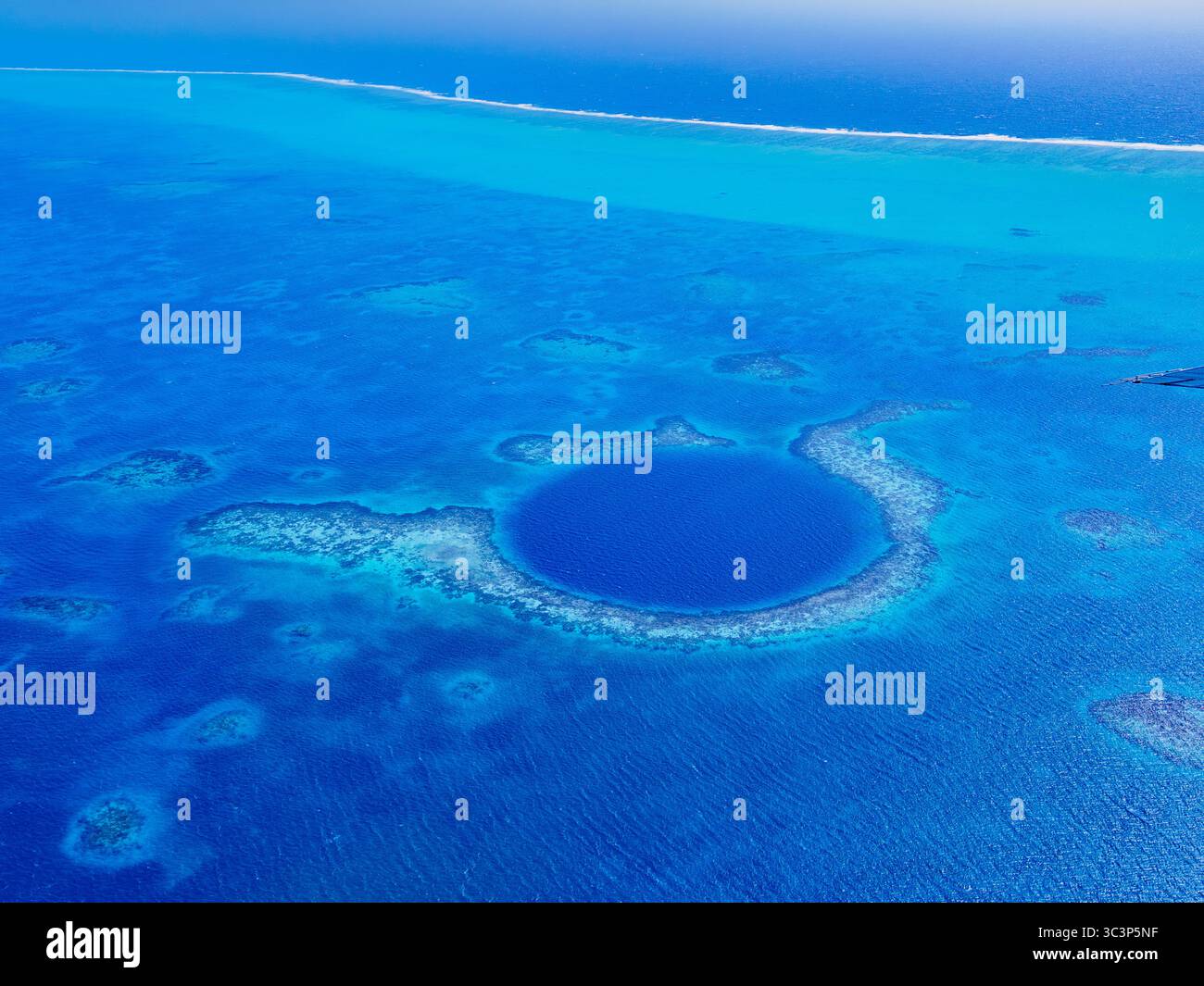 The Great Blue Hole, Lighthouse Reef, Luftsicht, Belize District, Belize Stockfoto