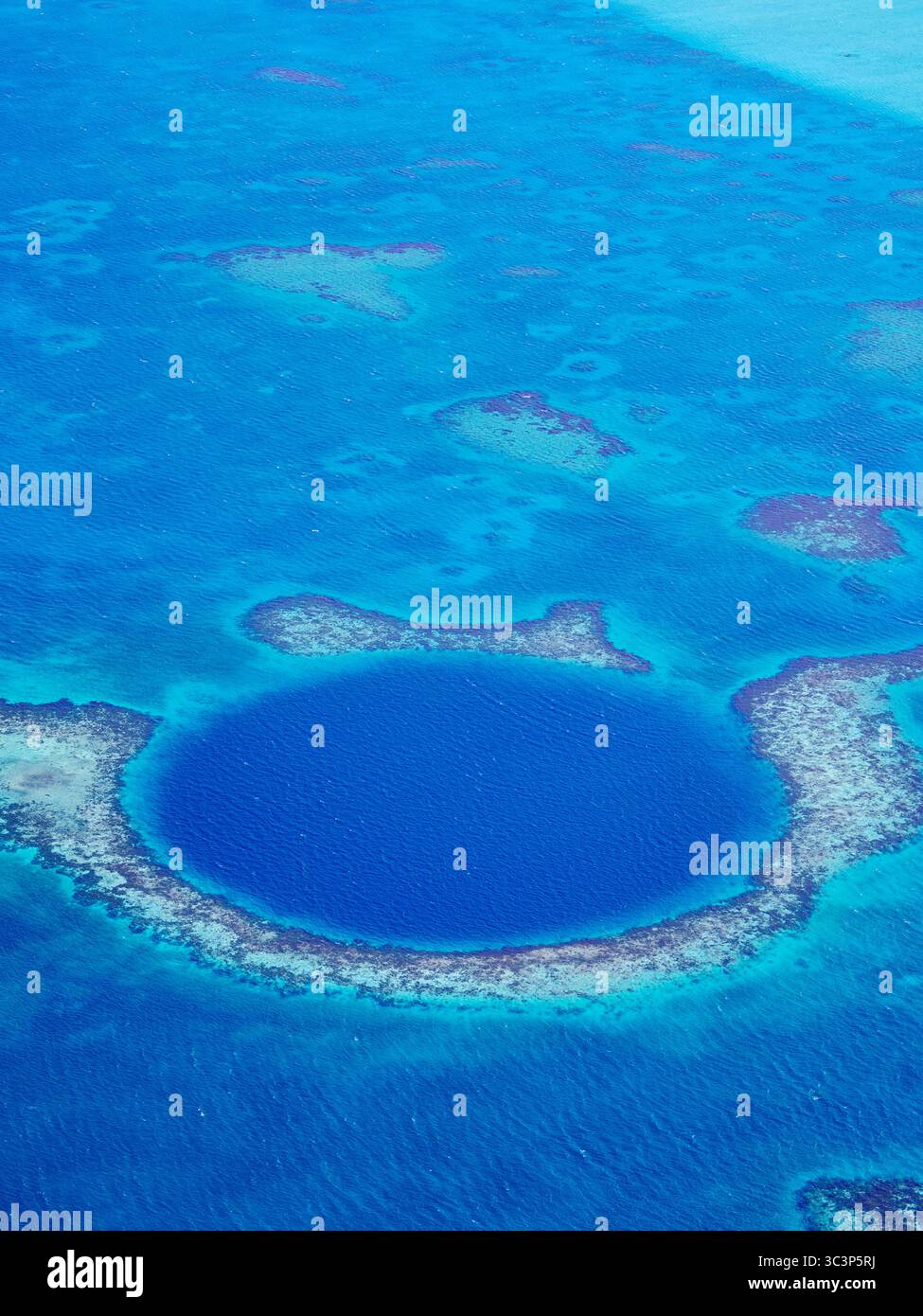 The Great Blue Hole, Lighthouse Reef, Luftsicht, Belize District, Belize Stockfoto