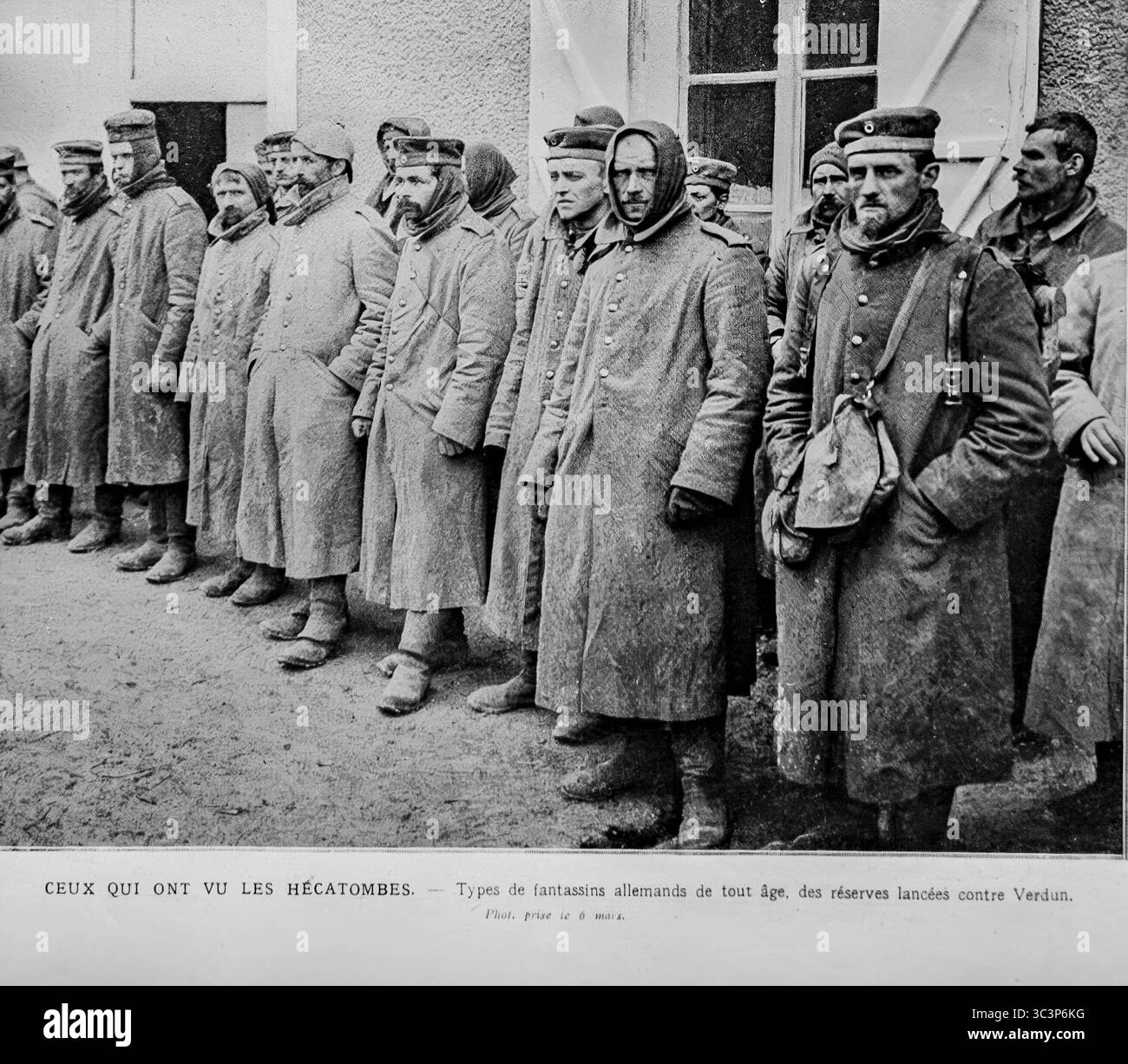 Verdun-Front, März 1916: Deutsche Infanterie-Gefangene jeden Alters, von Reservetruppen in das Gemetzel von Verdun geworfen. Dieses Bild, das am 18. März 1916 in L’Illustration veröffentlicht wurde, trägt den Titel „Ceux qui ont vu les hécatombes“ – „diejenigen, die die Massaker gesehen haben“ – und hebt die erschöpften, grimmigen Ausdrücke der Besiegten hervor. Fotografiert am 6. März verkörpern diese Männer den Tribut industrialisierter Kriegsführung für Jugendliche und Veteranen. Stockfoto
