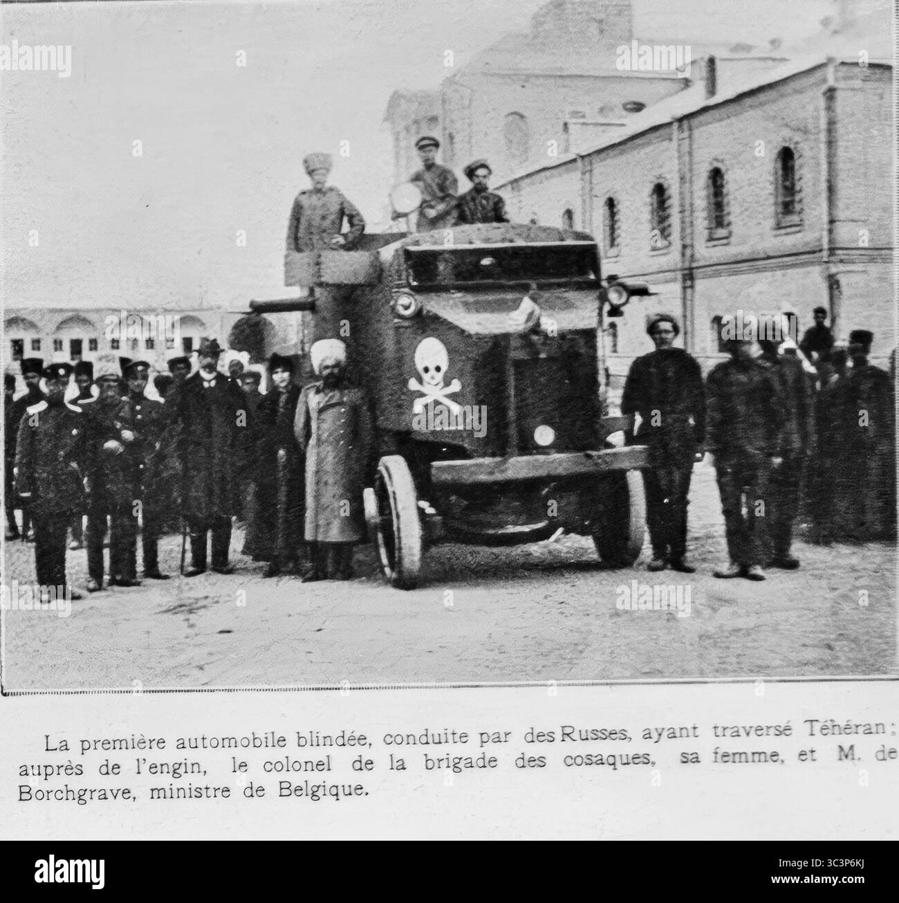 Der erste russische Panzerwagen, der Teheran überquerte, wird hier mit Mitgliedern der Kosakenbrigade gezeigt, darunter ihr Oberst, seine Frau und der belgische Minister M. de Borchgrave. Dieses frühe Militärfahrzeug, gekennzeichnet mit einem Schädel und gekreuzten Knochen, symbolisierte die zunehmende Mechanisierung in der Kriegsführung während des Ersten Weltkrieges, fotografiert in Persien (Iran) unter russischer Militärpräsenz. Veröffentlicht in L’Illustration, 18. März 1916. Stockfoto