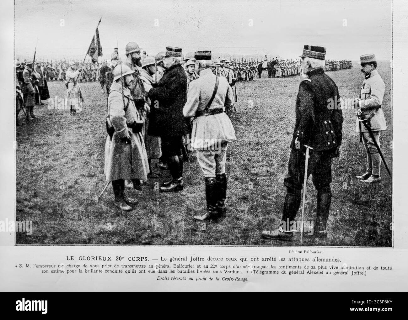 General Joffre schmückt Mitglieder des 20. Französischen Armeekorps, die bei der Abwehr deutscher Angriffe in der Nähe von Verdun geholfen haben. Die Zeremonie ehrt ihren Mut und wurde von General Alexeieff von Russland gepriesen. Joffre, der hier Medaillen festgehalten hat, führt eine formelle Hommage auf dem Schlachtfeld an. Veröffentlicht in L’Illustration, 25. März 1916. Stockfoto
