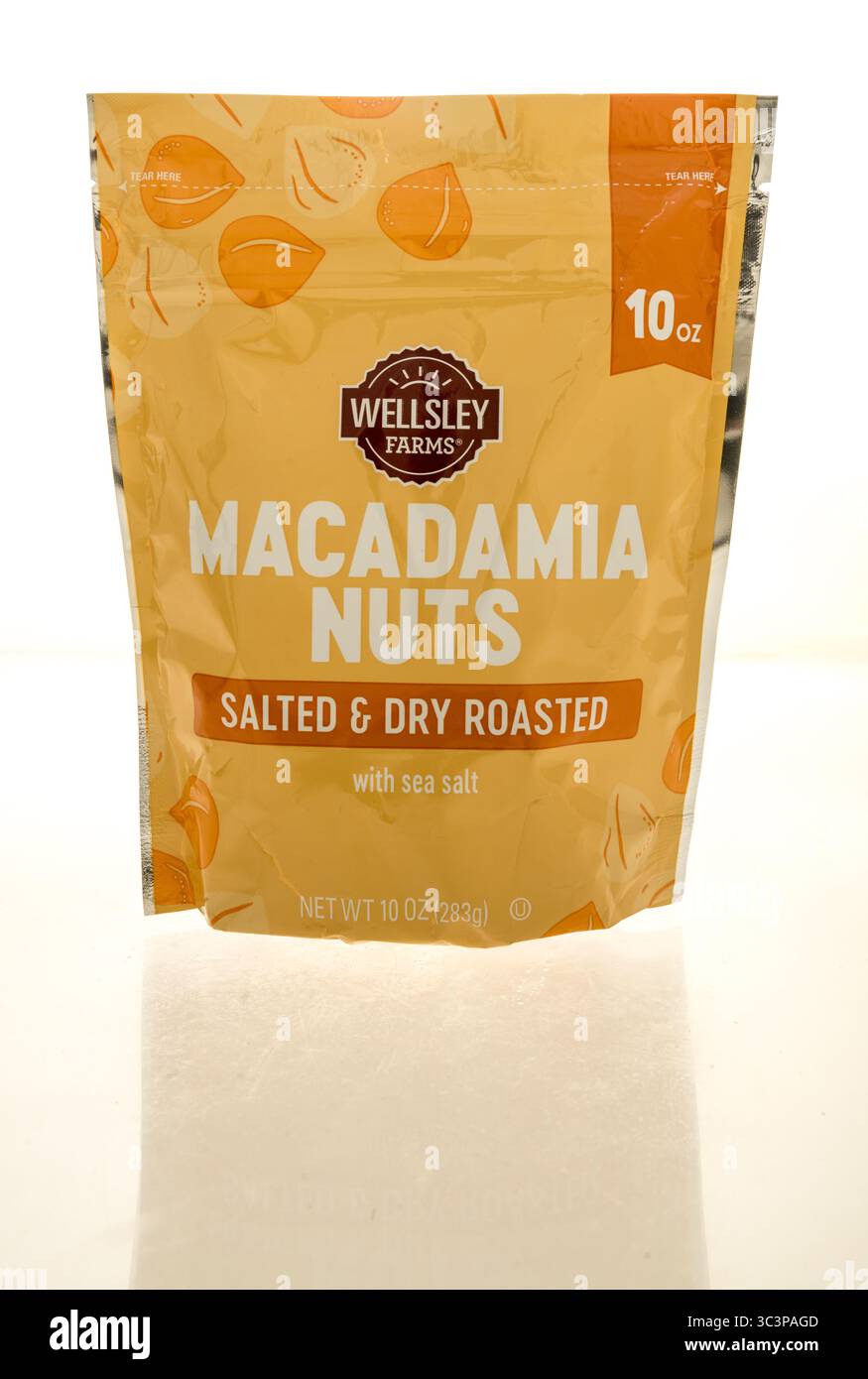 Winneconne, WI - 12. Juli 2025: Ein Paket von Wellsley Farms Macadamia Nüsse auf einem isolierten Hintergrund. Stockfoto