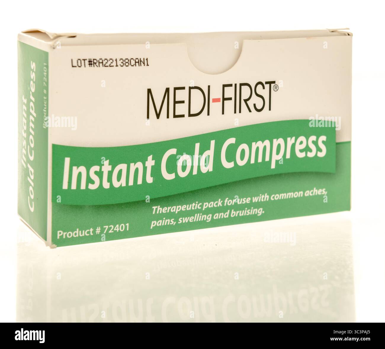 Winneconne, WI - 20. Juli 2025: Ein Paket mit Med First Instant Kaltkompresse auf isoliertem Hintergrund. Stockfoto