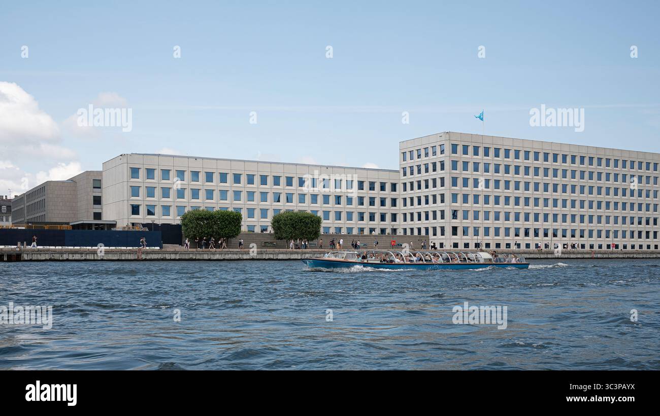 Sightseeing-Boot vor dem Maersk Bürogebäude im Hafen von Kopenhagen, 17. Juli 2025 Stockfoto