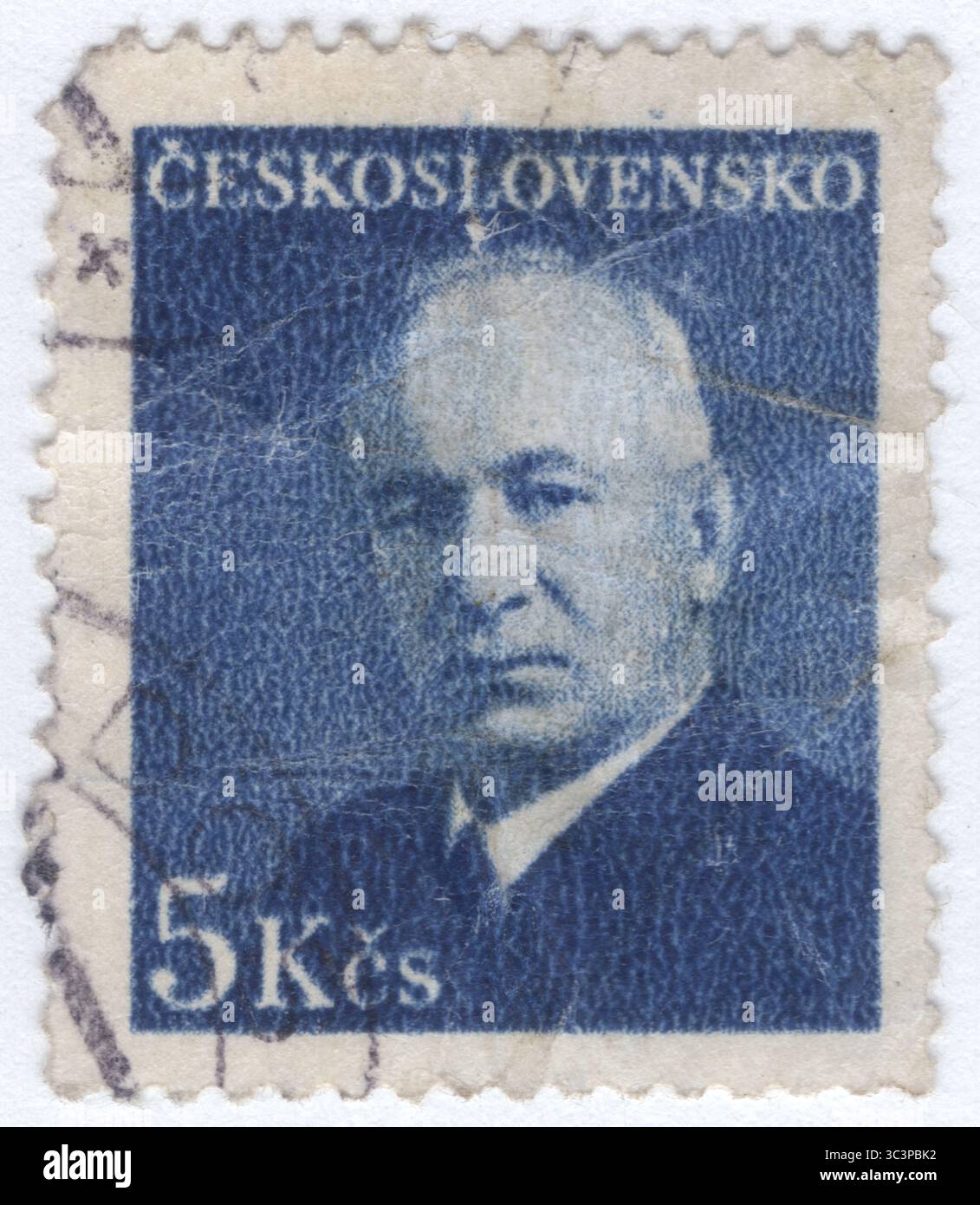 TSCHECHOSLOWAKEI - 15. Februar 1948: 5 Kronen helle Ultramarin-Briefmarke mit Dr. Edvard Beneš, dem zweiten tschechoslowakischen Präsidenten. Er war Politiker und Staatsmann, der von 1935 bis 1938 und von 1939 bis 1948 Präsident der Tschechoslowakei war. Beneš stand vor zwei großen Krisen, die beide zu seinem Rücktritt führten. Sein erster Rücktritt erfolgte nach dem Münchner Abkommen und der anschließenden deutschen Besetzung der Tschechoslowakei im Jahre 1938, was zum Exil seiner Regierung nach Großbritannien führte. Die zweite kam mit dem kommunistischen Putsch von 1948 zustande, der ein kommunistisches Regime in Tschechen schuf Stockfoto