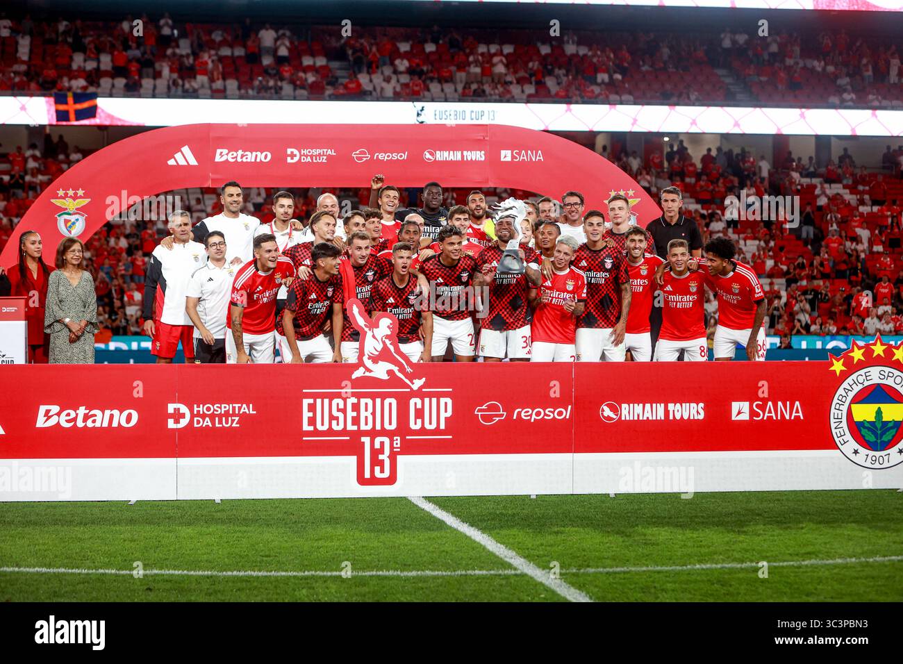 Die Benfica-Spieler feiern mit der Trophäe, nachdem sie am 26. Juli 2025 in Lissabon das Spiel zwischen SL Benfica und Fenerbahcoc SK im Estadio da Luz gewonnen haben. Eusebio Cup - SL Benfica vs Fenerbahcoc SK (Valter Gouveia/SPP) Credit: SPP Sport Pressefoto. /Alamy Live News Stockfoto