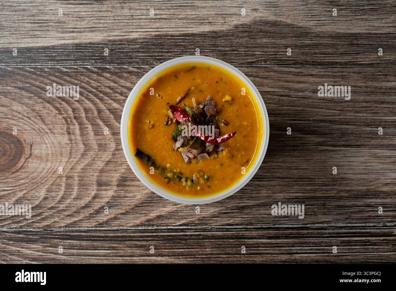 Eine Draufsicht eines Kunststoffbehälters mit Dhal-Butterbraten. Stockfoto