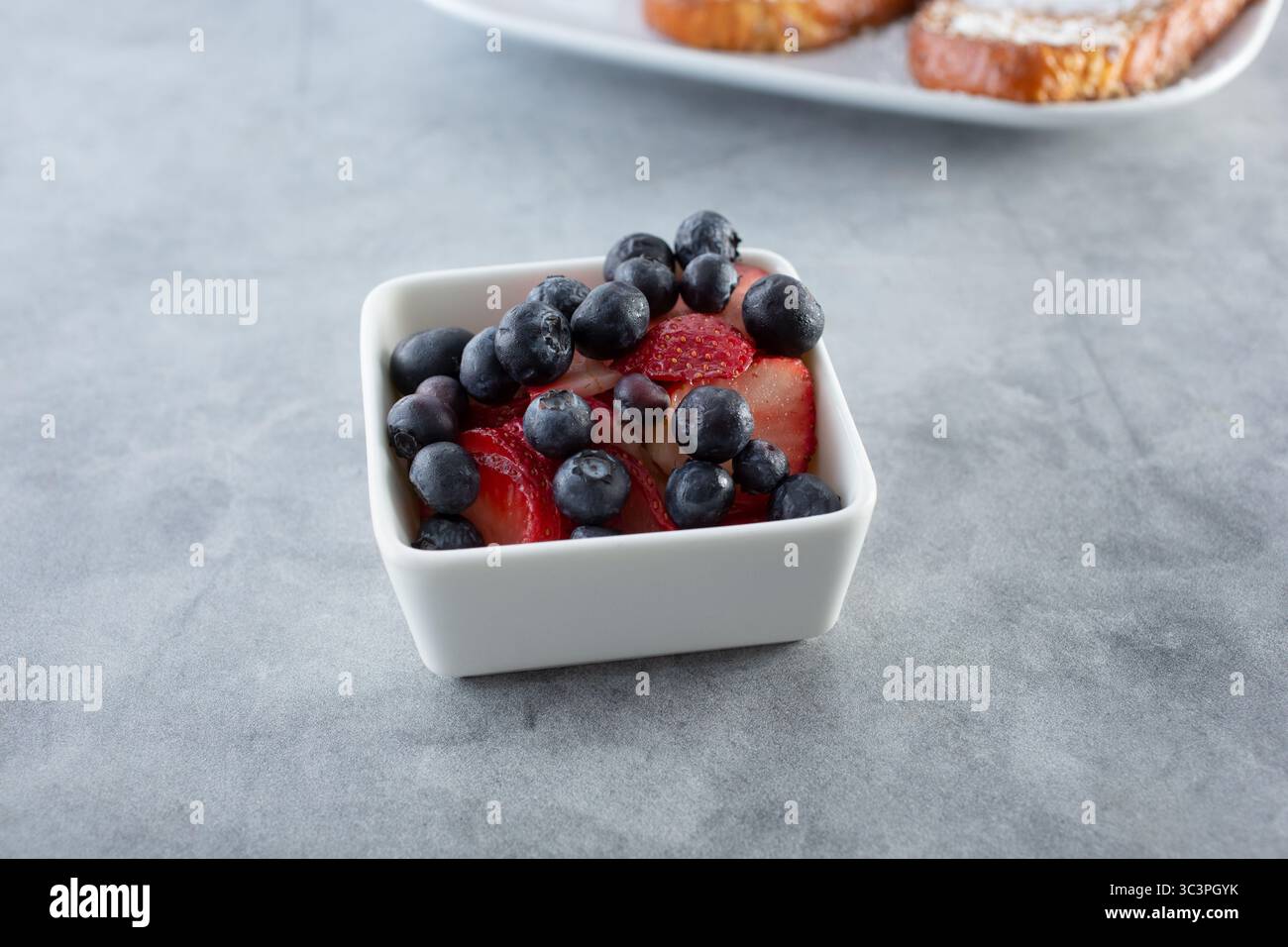 Blick auf eine kleine Obstschale als Beilage. Stockfoto