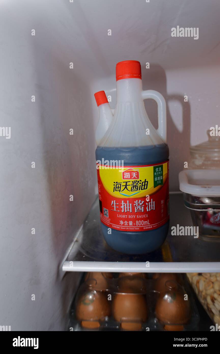 Leichte Sojasauce in Plastikflasche mit Auslauf in einem Kühlschrank in Nicaragua, gekauft in einem chinesischen Geschäft, das nach dem Freihandelsabkommen eröffnet wurde Stockfoto
