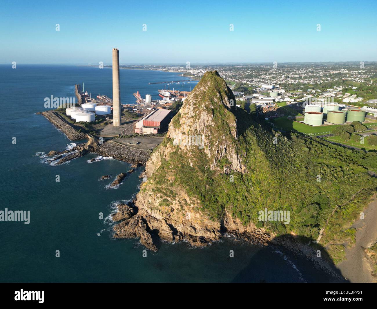 Aus der Vogelperspektive auf den Paritutu Rock und den Schornstein vom Kraftwerk New Plymouth, Neuseeland Stockfoto
