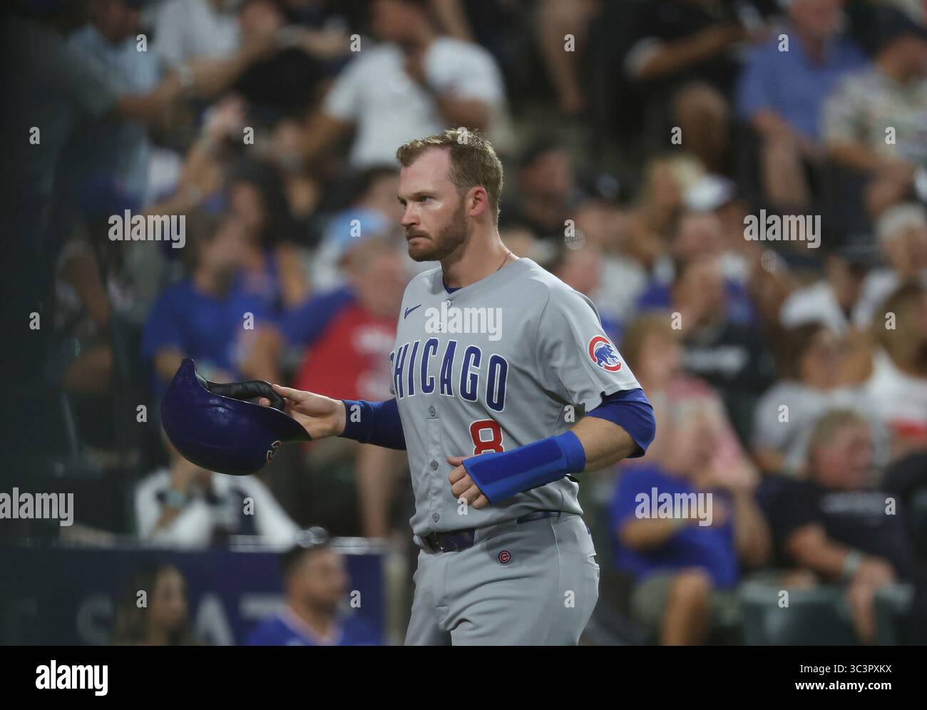 Chicago Cubs left fielder Ian Happ (8) walks back to the dugout after scoring on a walk during the eighth inning of a baseball game between the Chicago Cubs and Chicago White Sox, Saturday, July 26, 2025, in Chicago. (AP Photo/Talia Sprague) Stockfoto