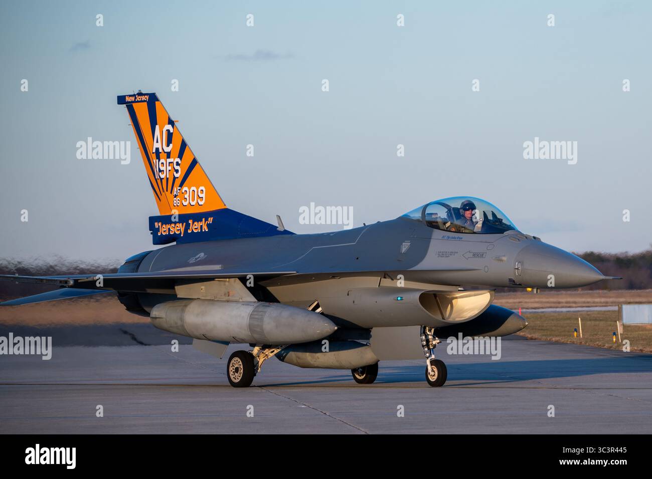 Ein F-16C-Kampfjet der US Air Force, der den 119th Fighter Squadron-Taxis zugewiesen wurde, während er die neuen „Jersey Jerk“-Flaggschiff-Tail-flas trägt Stockfoto
