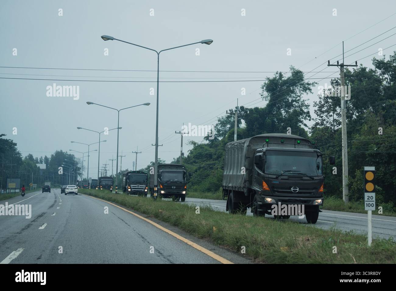 Im Bezirk Kantharalak, Provinz Sisaket, in der Nähe der thailändischen Grenze, ist ein Konvoi thailändischer Militärfahrzeuge zu sehen, nachdem die grenzüberschreitenden Spannungen und Artilleriebeschüsse in der Gegend erneut aufgetreten sind. Die Spannungen eskalieren entlang der thailändisch-kambodschanischen Grenze, da die militärischen Aktivitäten im Bezirk Kantharalak, Provinz Sisaket, zunehmen. Nur wenige Kilometer von der umstrittenen Grenze entfernt, wurde das Gebiet von Artillerieschuss und verstärkten Truppenbewegungen betroffen. Die erneute Eskalation, die in langjährigen territorialen Streitigkeiten und jüngsten Vorwürfen des Landmineneinsatzes verwurzelt ist, hat bei den lokalen Zivilisten Ängste ausgelöst Stockfoto