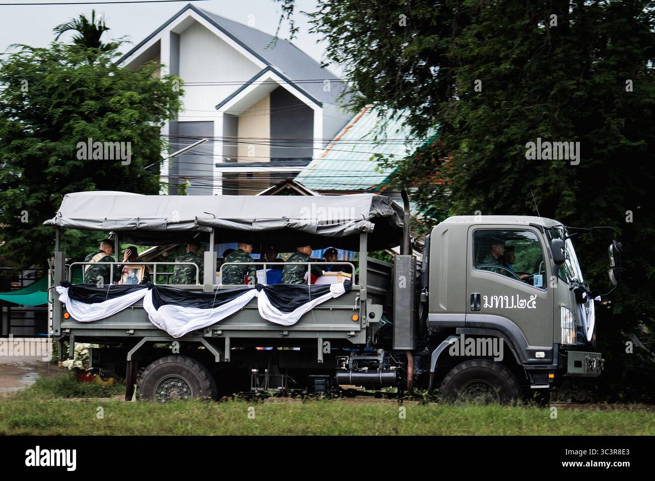 In schwarz-weißem Tuch gehüllt, transportiert ein thailändischer Militärwagen die Leiche eines Soldaten, der vermutlich Sergeant Major Thawatchai Busapa ist. Die Spannungen eskalieren entlang der thailändisch-kambodschanischen Grenze, da die militärischen Aktivitäten im Bezirk Kantharalak, Provinz Sisaket, zunehmen. Nur wenige Kilometer von der umstrittenen Grenze entfernt, wurde das Gebiet von Artillerieschuss und verstärkten Truppenbewegungen betroffen. Die erneute Eskalation, die in langjährigen territorialen Streitigkeiten und jüngsten Anschuldigungen des Landmineneinsatzes begründet ist, hat bei der örtlichen Zivilbevölkerung Ängste ausgelöst, was zu Evakuierungen und einem erhöhten Zustand von A geführt hat Stockfoto