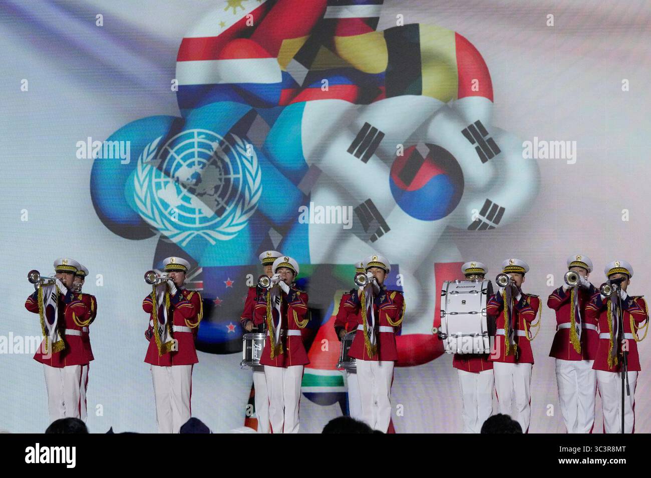 Members of the South Korean honor guard perform during a ceremony marking the Korean War U.N. Veterans Day in Goyang, South Korea, Sunday, July 27, 2025. (AP Photo/Ahn Young-joon) Stockfoto