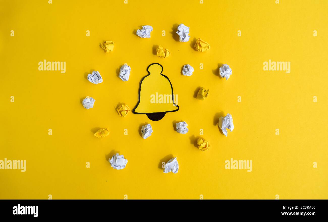 Benachrichtigungssymbol mit zerknittertem Papier auf Gelb Stockfoto