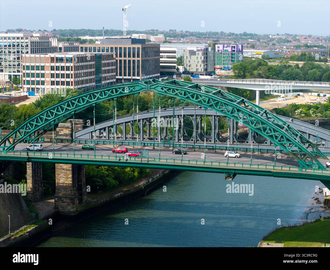 Aus der Vogelperspektive zeigt die Wearmouth Bridge über den River Wear in Sunderland, Tyne and Wear, England Stockfoto