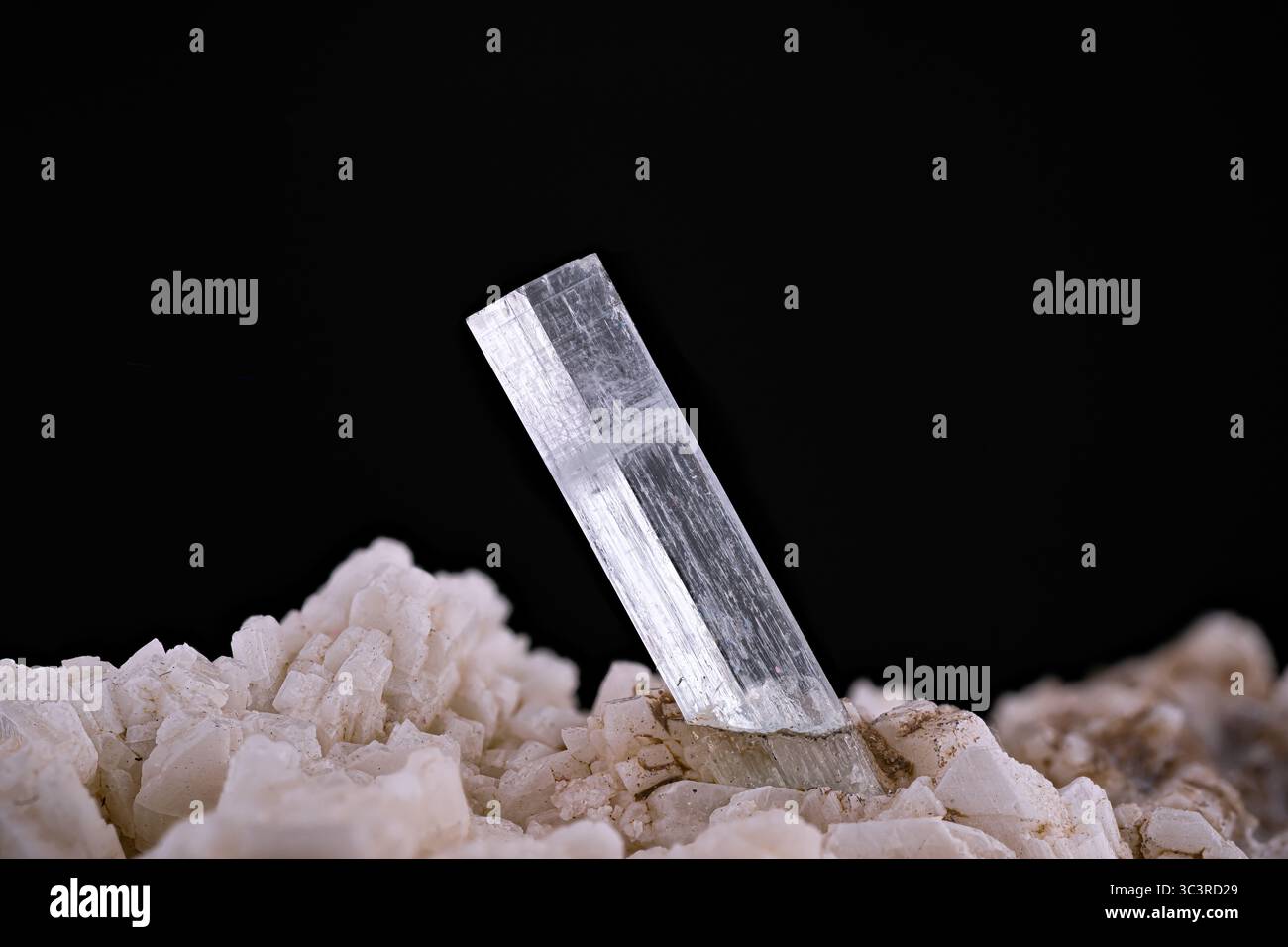 Goshenit beryl. Exemplar aus Gilgit-Baltistan, Pakistan. Mikrofotografie extreme Nahaufnahme. Mikroskop-Mineralkristallfotografie für die Wissenschaft Stockfoto