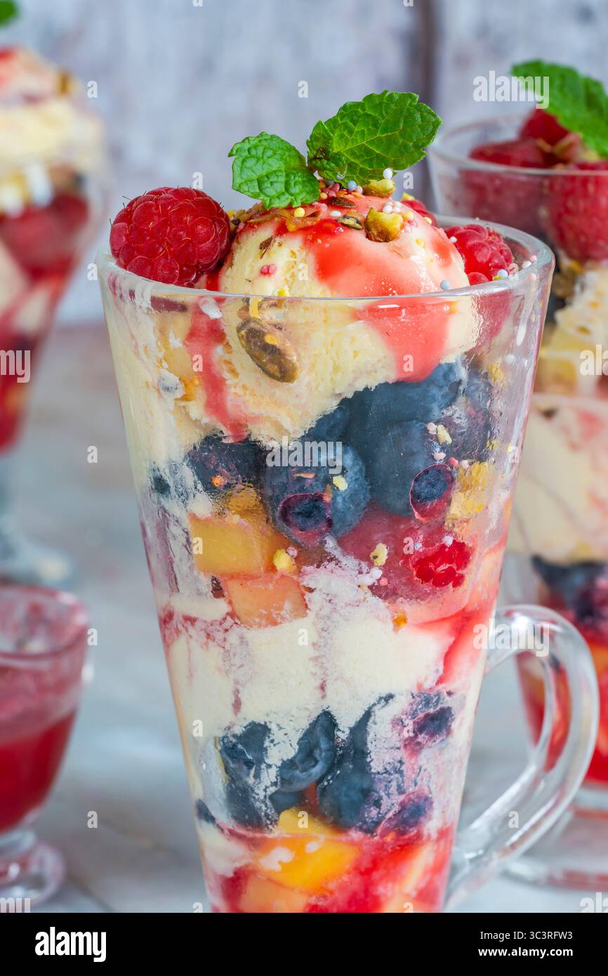 Knickerbocker Glory – Eisbecher mit frischem Obst Stockfoto