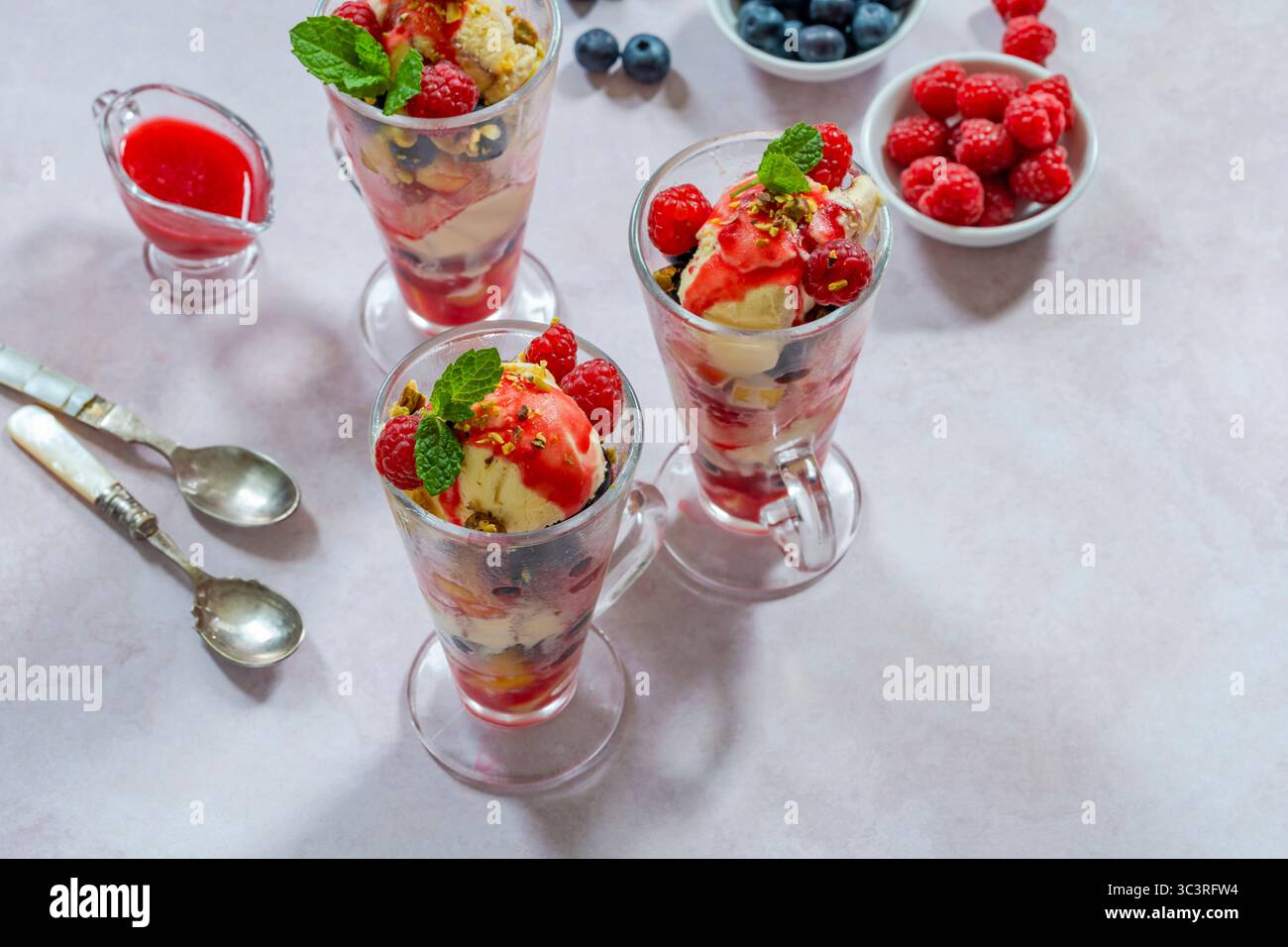 Knickerbocker Glory – Eisbecher mit frischem Obst Stockfoto