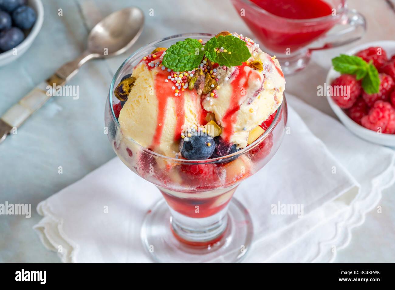 Knickerbocker Glory – Eisbecher mit frischem Obst Stockfoto