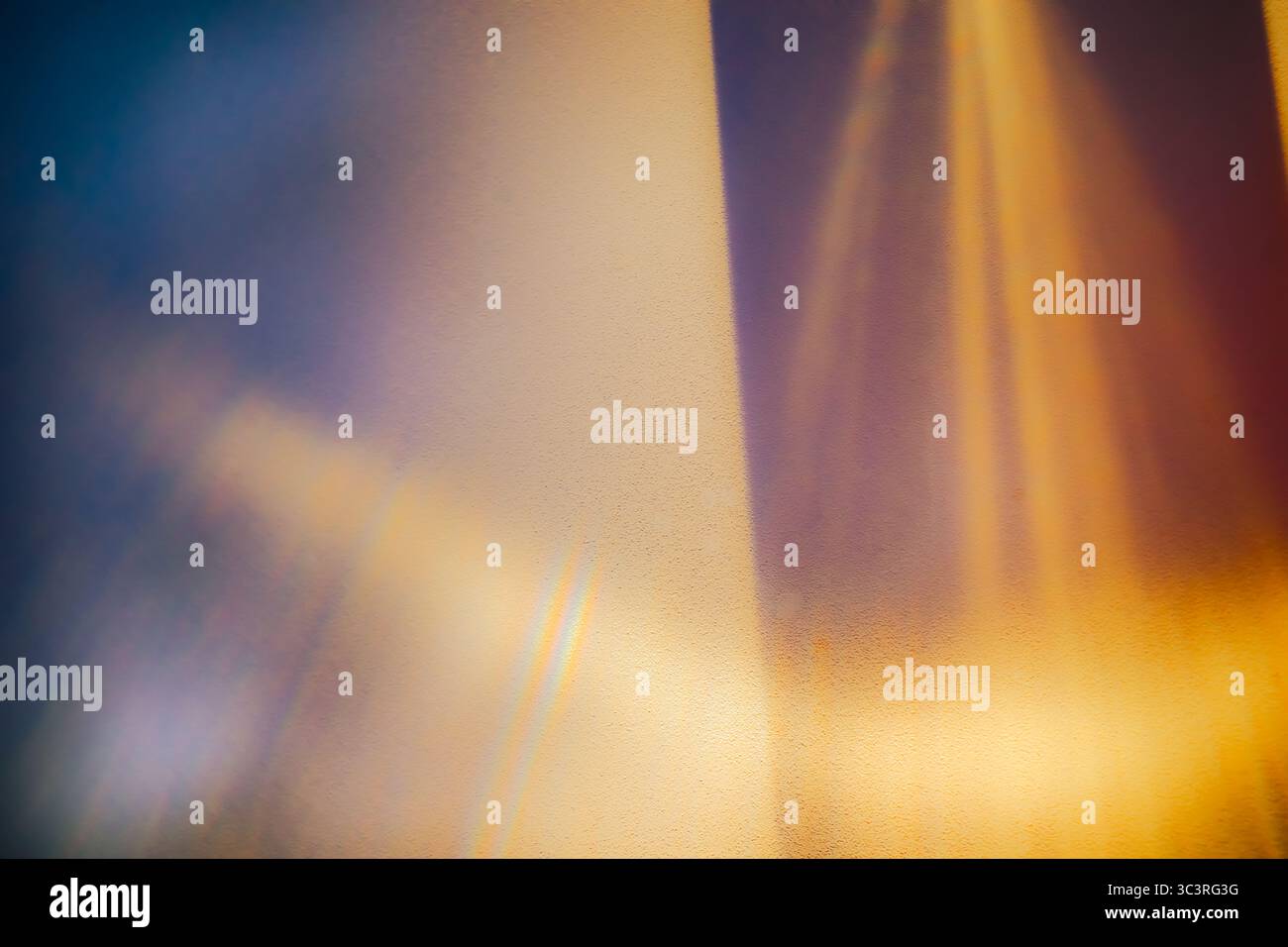 Abstraktes warmes Sonnenlicht Hintergrund, Lichtbrechung bewirkt, dass Licht reflektiert, strahlt und Schatten auf der Wand. Stockfoto