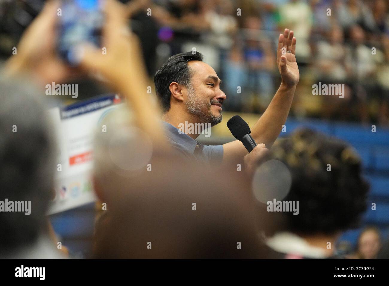 Austin, Texas, USA. Juli 2025. Der US-Kongressabgeordnete JOAQUIN CASTRO winkt am 25. Juli 2025 in Austin, Texas, bei der People vs. The Power Grab-Kundgebung zu Unterstützern. Quelle: Harmon Dobson/ZUMA Wire/Alamy Live News Stockfoto