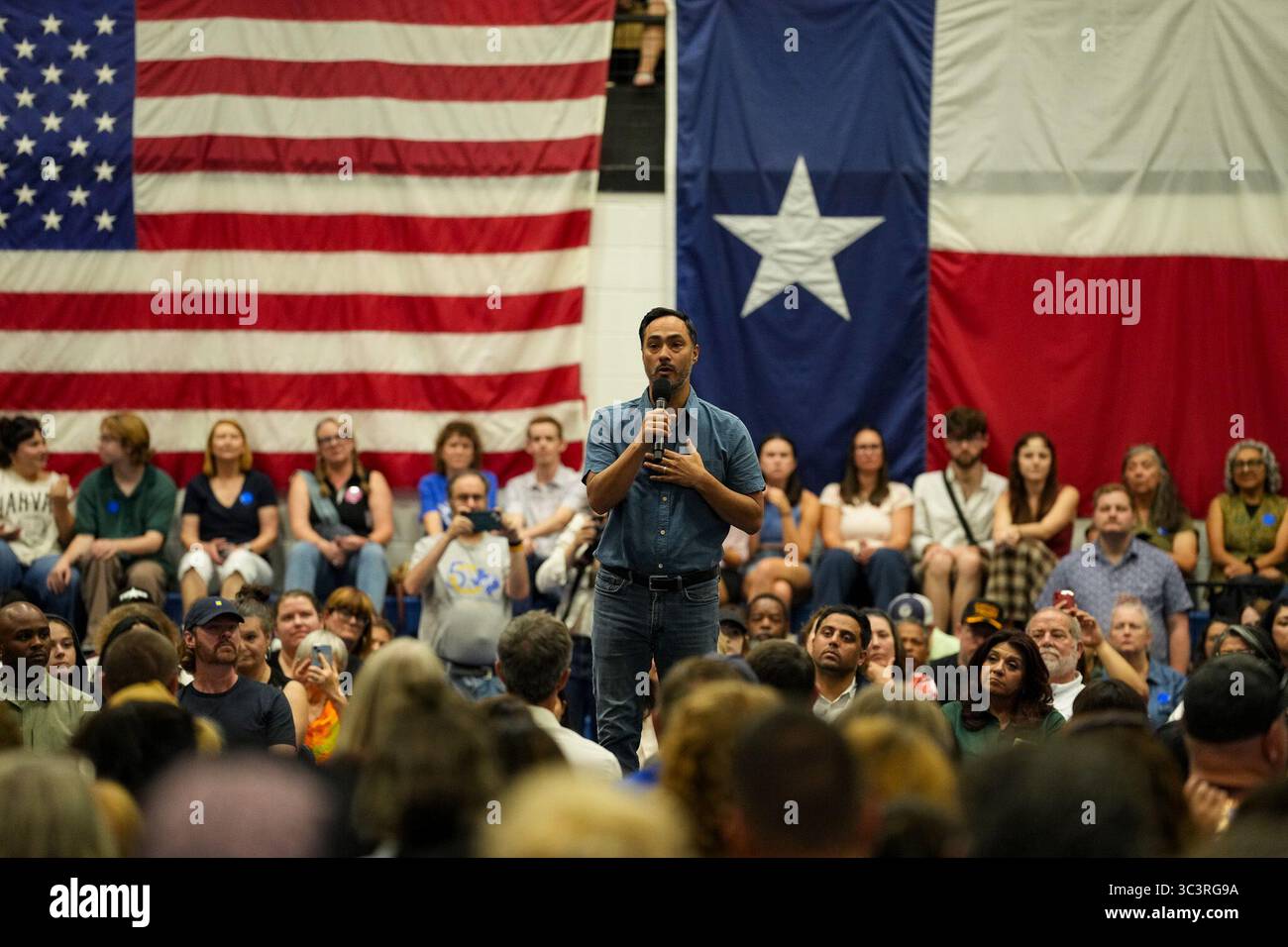Austin, Texas, USA. Juli 2025. Der US-Kongressabgeordnete JOAQUIN CASTRO spricht am 25. Juli 2025 mit Unterstützern in Austin, Texas, bei der People vs. The Power Grab-Kundgebung. Quelle: Harmon Dobson/ZUMA Wire/Alamy Live News Stockfoto