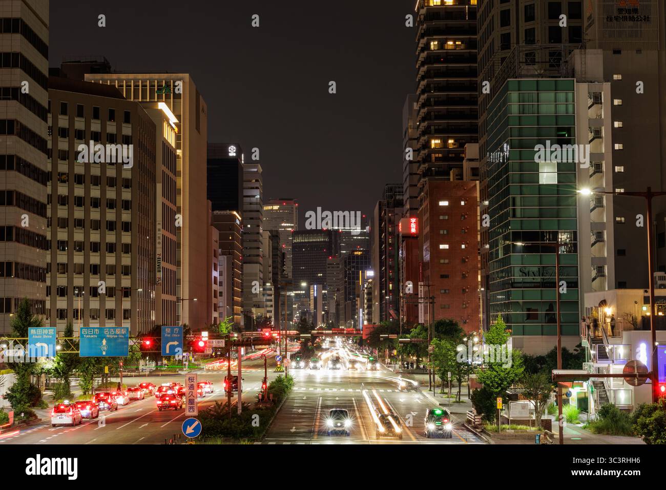 Langzeitbelichtung Nachtblick auf der Sakuradori Straße von der Zentralbrücke des Hisaya-odori Parks, die das Stadtzentrum in Nagoya, Japan, am 5. Juli 2025 zeigt. Stockfoto