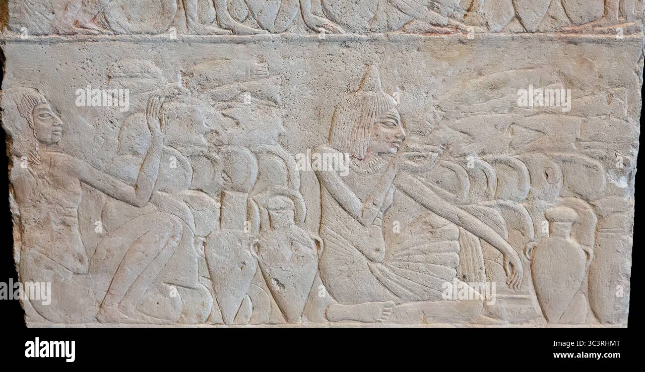 Ägypten, Sakkara, Grabmal des Neuen Königreichs von Horemheb, Nordwand des zweiten Hofes, festliches Essen : Ein Gast trinkt in einer Schüssel. Stockfoto