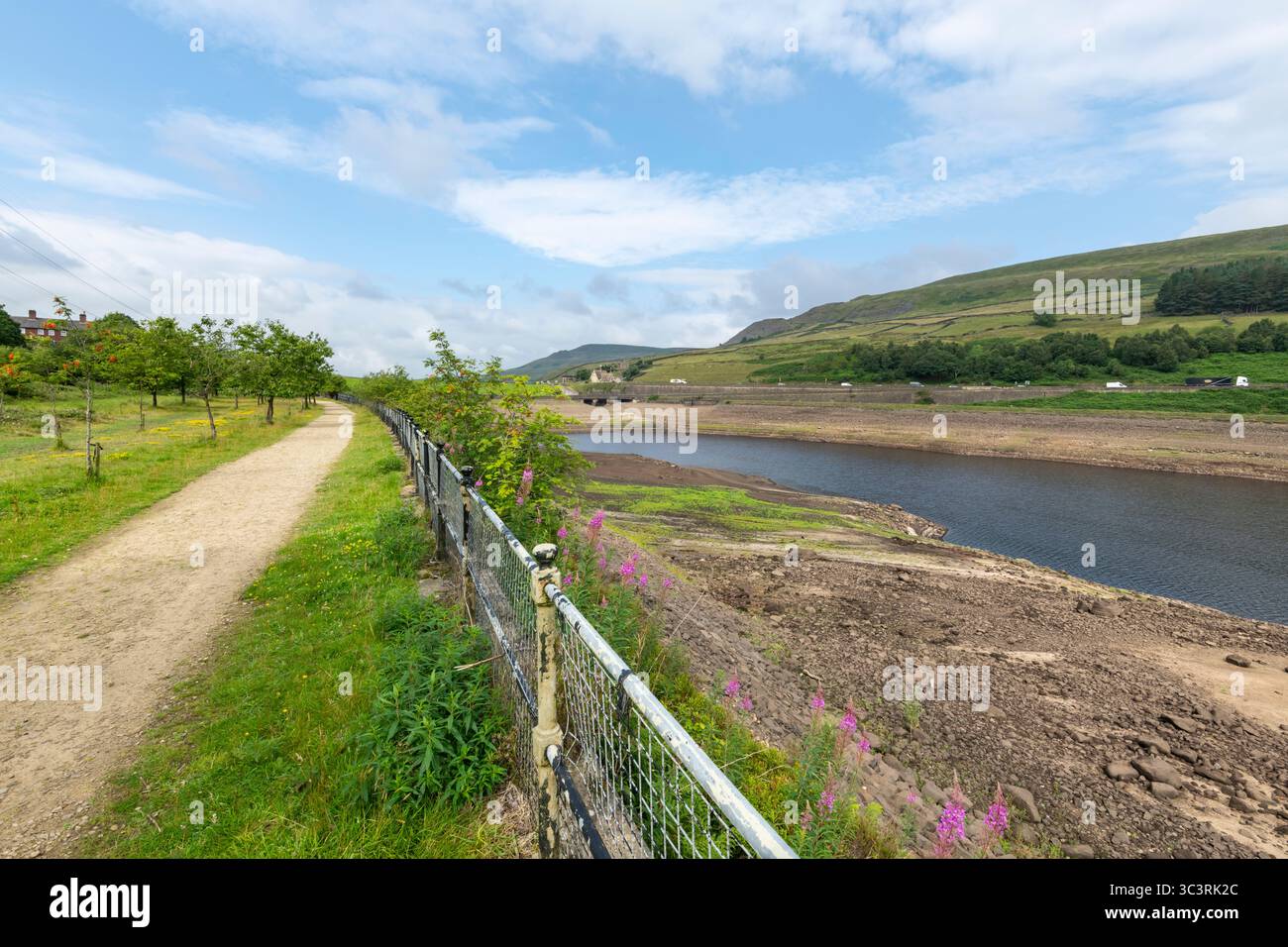 Sehr niedrige Wasserstände am Woodhead Reservoir im Longdendale Valley, Derbyshire, England. Stockfoto