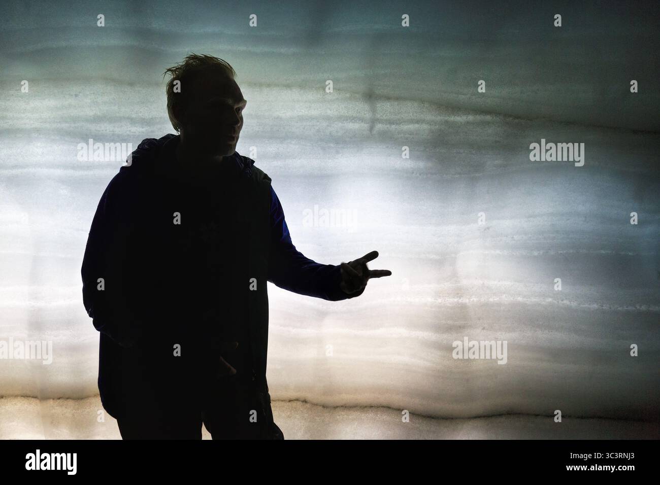 Geführte Tour durch Eistunnel, Gletscherhöhle, Reiseleiter erklärt, Hinterlicht, Gletschertour, Langjoekull-Gletscher, Husafell, Island Stockfoto