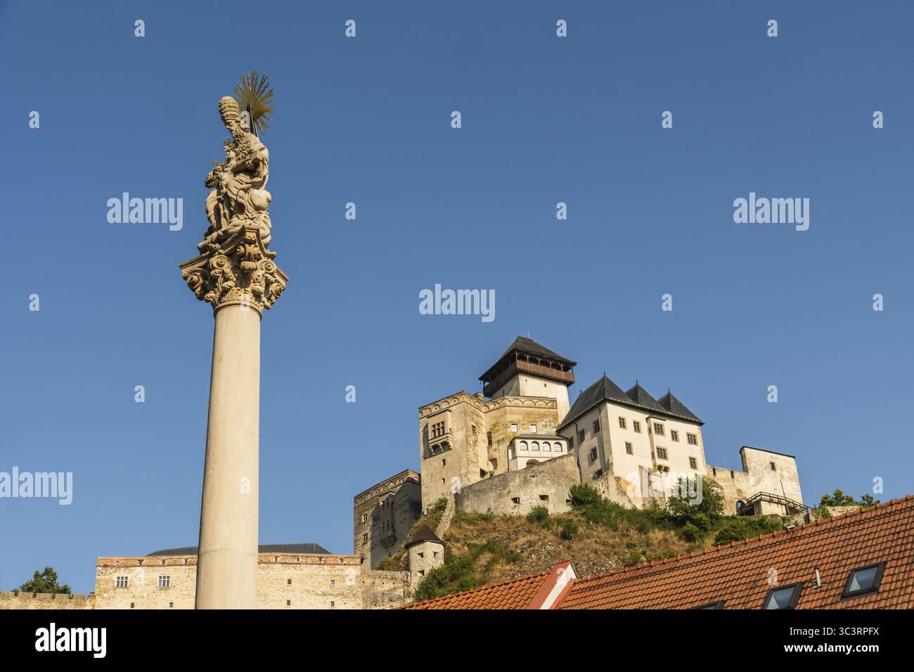 Pestsäule zum Gedenken an die Opfer der Pestsäule zu Beginn des 18. Jahrhunderts, im Hintergrund befindet sich Schloss TrenDin, Hauptstadt von C. Stockfoto