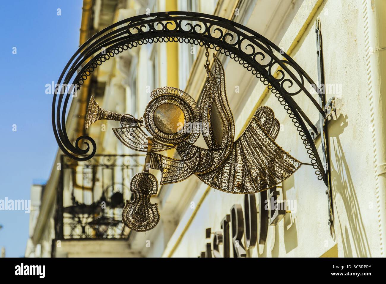 Handgeschmiedetes Schild mit Instrumentenmotiv eines Musikgeschäfts, Kulturhauptstadt 2026, TrenDin, Slowakei Stockfoto