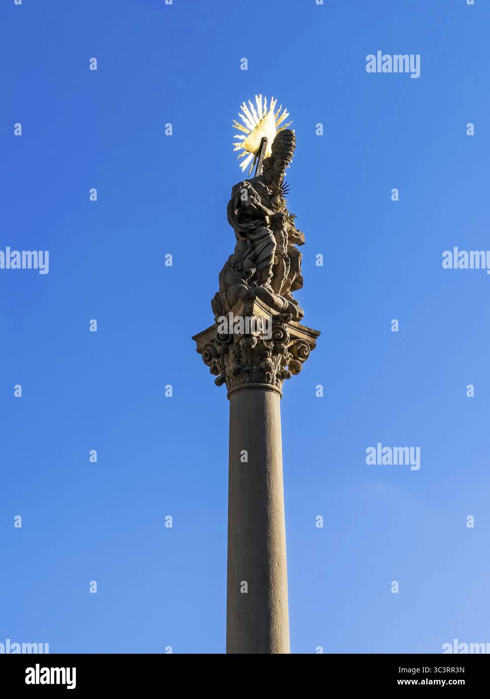 Pestsäule zum Gedenken an die Opfer der Pestsäule zu Beginn des 18. Jahrhunderts, Kulturhauptstadt 2026, TrenDin, Slowakei Stockfoto