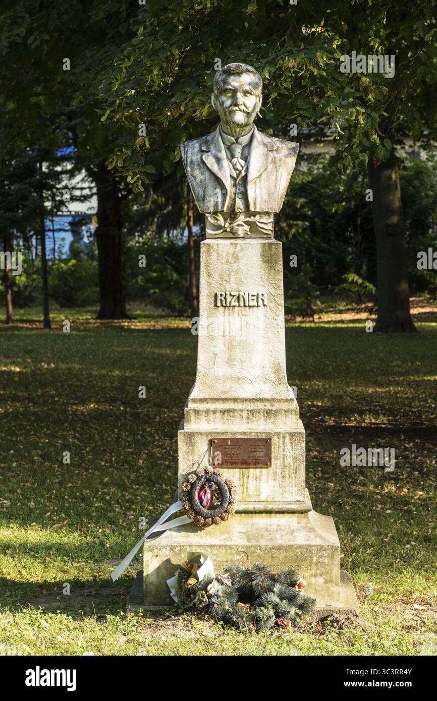 Denkmal für Ludovit Vladimir Rizner in einem Park, Kulturhauptstadt 2026, TrenDin, Slowakei Stockfoto