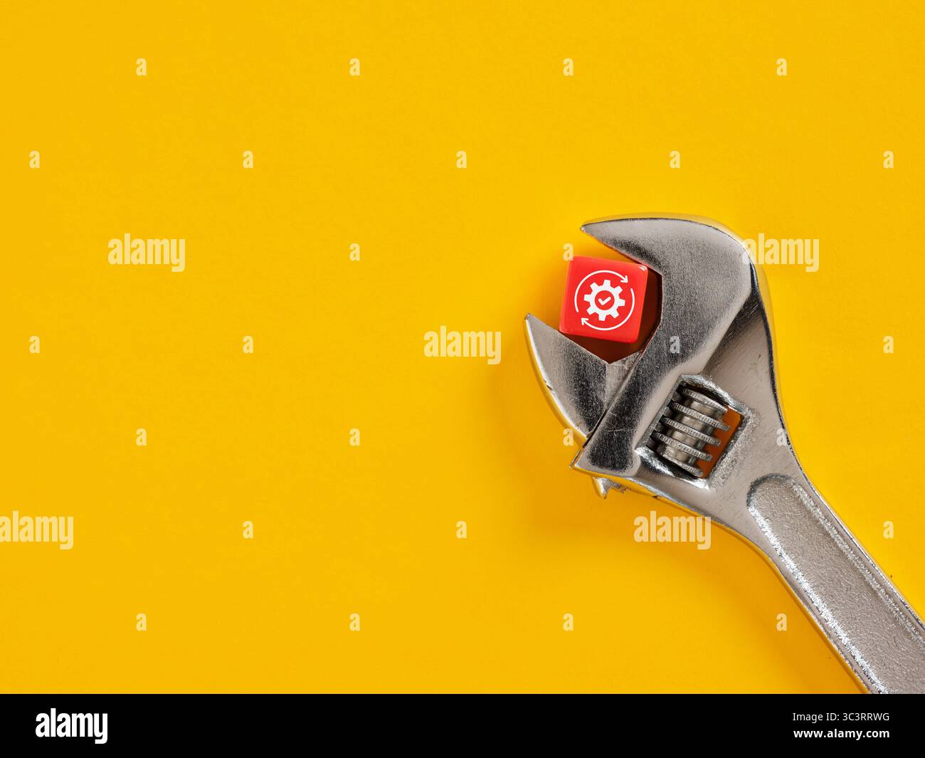 Verstellbarer Schraubenschlüssel mit rotem Würfel und Symbol für die Effizienzoptimierung, das das Konzept der Prozessverbesserung darstellt. Stockfoto