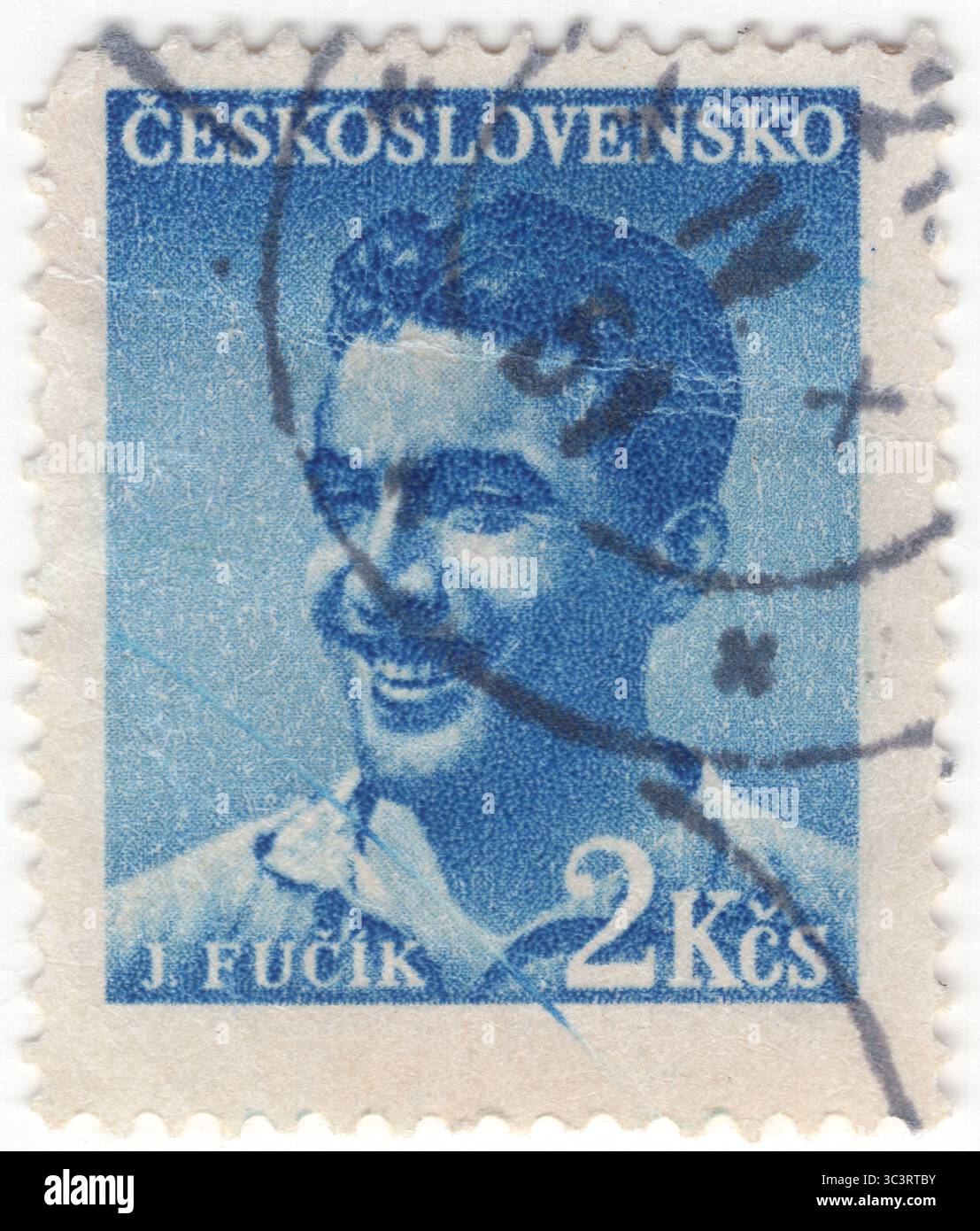TSCHECHOSLOWAKEI - 20. März 1949: 2 Kronen hellblaue Briefmarke mit Porträt von Julius Fucik (Fučík), Journalist, Kritiker, Schriftsteller, aktives Mitglied der Kommunistischen Partei der Tschechoslowakei. Er wurde von der Gestapo in Prag inhaftiert und gefoltert und in Berlin hingerichtet. Im Gefängnis nahm Fučík seine Verhörerfahrungen auf kleinen Papierstücken auf, die nach dem Krieg als Notizen vom Galgen veröffentlicht wurden. Das Buch etablierte Fučík als Symbol des Widerstands gegen Unterdrückung und als Symbol kommunistischer Propaganda Stockfoto