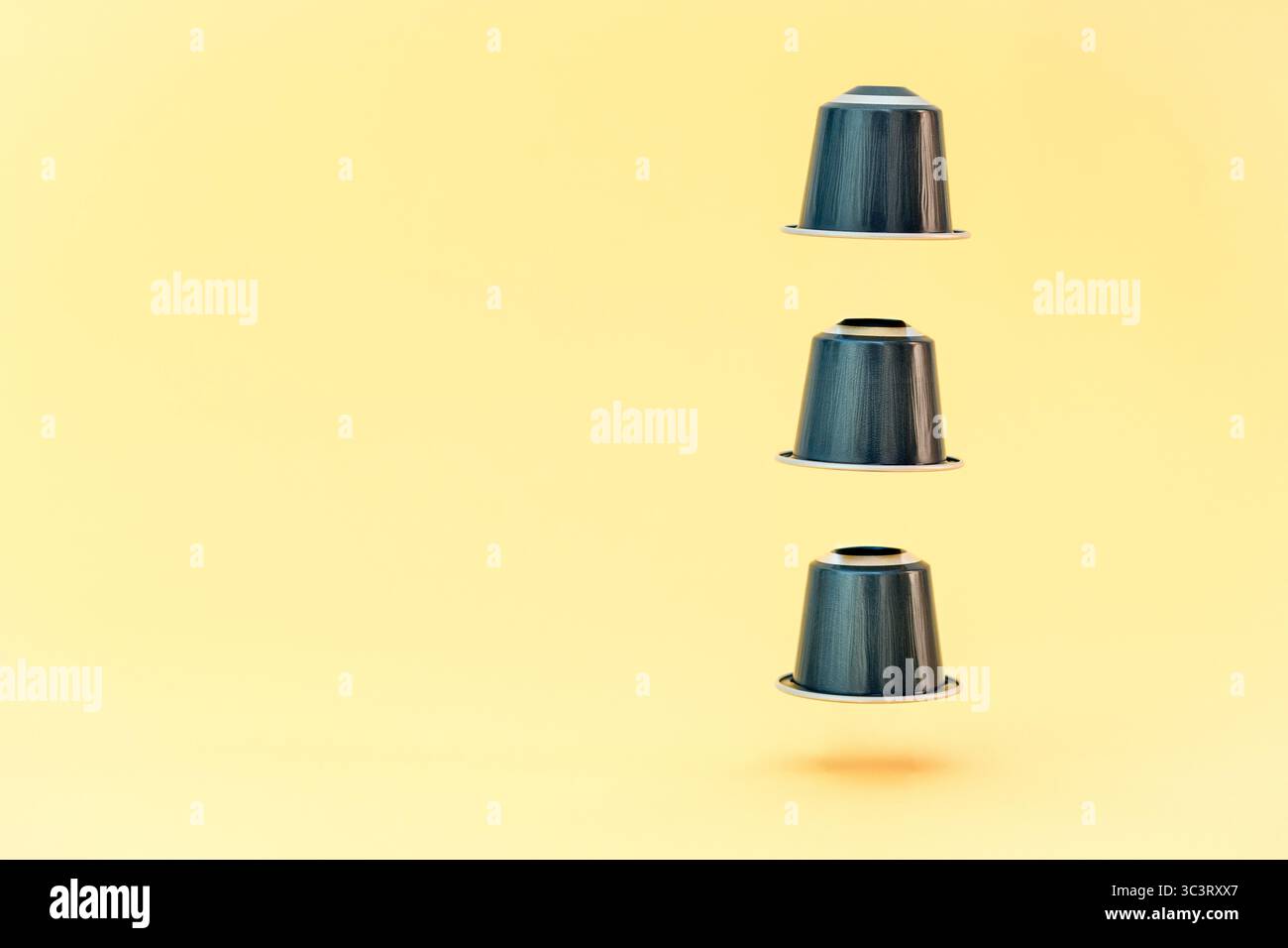 Espresso-Kapseln auf gelbem Hintergrund. Stockfoto