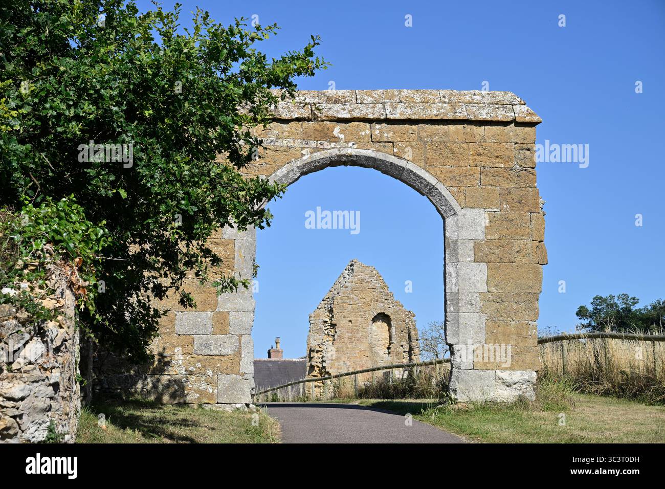 Ruinen der Abbotsbury Abbey, gesehen durch Steinbogen, Abbotsbury Dorset UK Juli Stockfoto